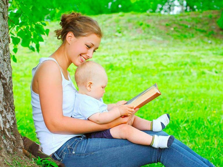 mama-bebe-campo-leyendo