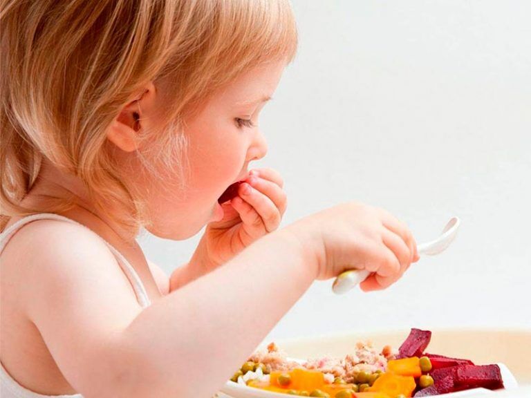 blw-niña-comiendo-sola
