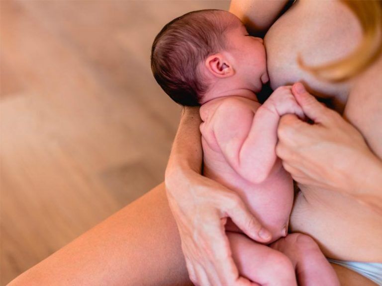 Lactancia materna exclusiva. Bebe tomando pecho